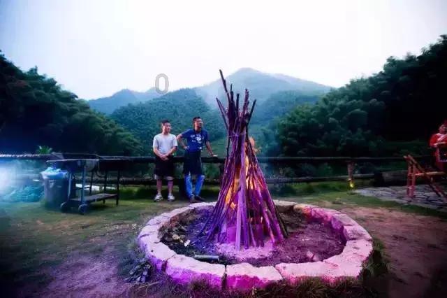 上牌仅三天，比亚迪汉刚上路就自燃，周边的车辆是否受到了波及？游戏画面