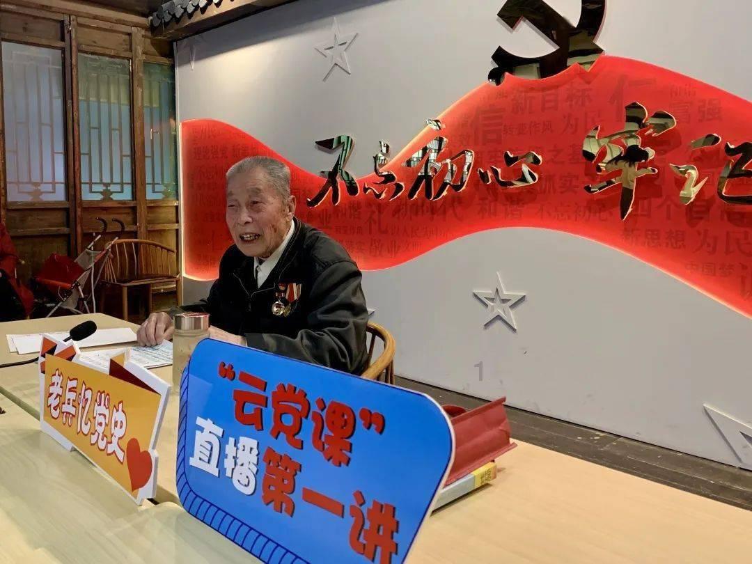郭美美在车上脚乱伸被批没素质，她现在的生活怎么样？游戏画面